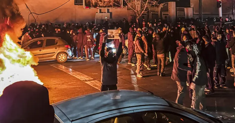 ইরানের চলমান আন্দোলনে এক বিক্ষোভকারী